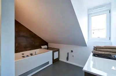 Salle de bains dans l'établissement LOFT neuf avec bain jacuzzi et terrasse