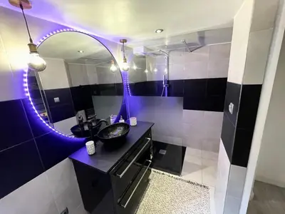 Salle de bains dans l'établissement Appartement chaleureux avec place de parking