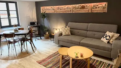 Coin salon dans l'établissement Appartement chaleureux avec place de parking