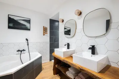 Salle de bains dans l'établissement Les 2 Biches, hyper centre et spacieux Gérardmer