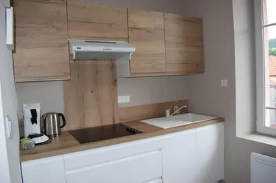Cuisine ou kitchenette dans l'établissement Superbe T3 classé 3 étoiles Chez Cathy et Frank situé en plein centre de Gérardmer