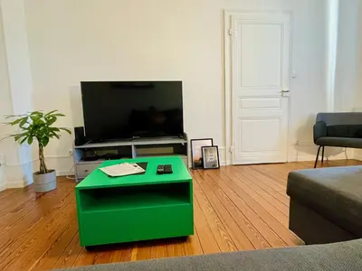 Télévision ou salle de divertissement dans l'établissement Appartement avec place de parking et box vélos