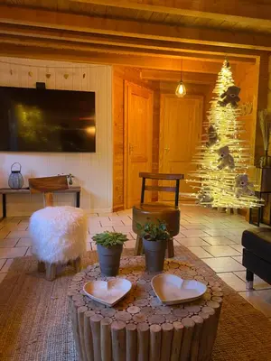 Coin salon dans l'établissement Gîte Chalet avec bain nordique et piscine 11 pers Hautes Vosges