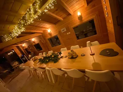 Télévision ou salle de divertissement dans l'établissement Gîte Chalet avec bain nordique et piscine 11 pers Hautes Vosges