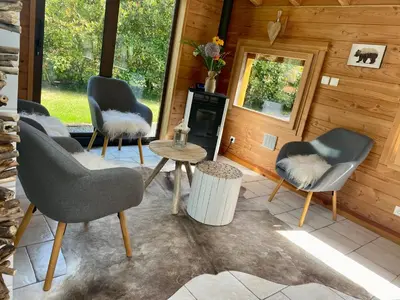 Coin salon dans l'établissement Gîte Chalet avec bain nordique et piscine 11 pers Hautes Vosges