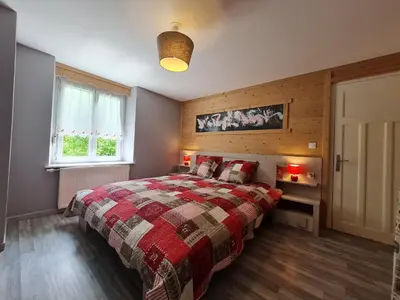 Un ou plusieurs lits dans un hébergement de l'établissement Charmant appartement 85 m² près des pistes, terrasse et parking privé, équipements complets. - FR-1-589-410