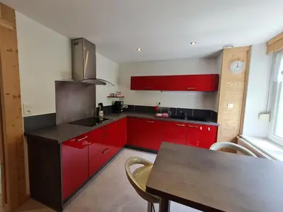 Cuisine ou kitchenette dans l'établissement Charmant appartement 85 m² près des pistes, terrasse et parking privé, équipements complets. - FR-1-589-410