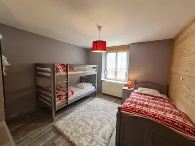 Un ou plusieurs lits dans un hébergement de l'établissement Charmant appartement 85 m² près des pistes, terrasse et parking privé, équipements complets. - FR-1-589-410