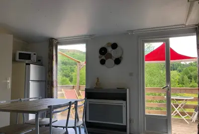 Cuisine ou kitchenette dans l'établissement domaine des planesses
