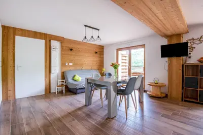 Télévision ou salle de divertissement dans l'établissement Le Planois