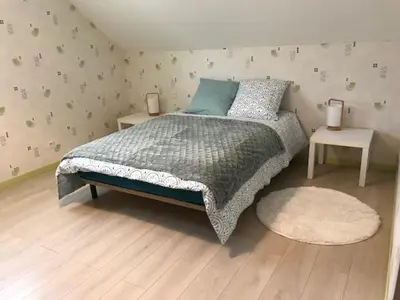 Un ou plusieurs lits dans un hébergement de l'établissement Le Grand Sapin. Maison au calme proche commerces