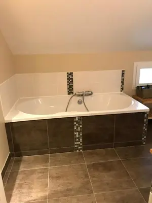 Salle de bains dans l'établissement Le Grand Sapin. Maison au calme proche commerces
