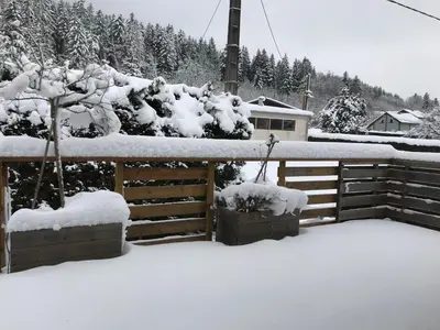 L'établissement Le Grand Sapin. Maison au calme proche commerces en hiver
