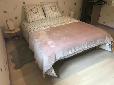 Un ou plusieurs lits dans un hébergement de l'établissement Le Grand Sapin. Maison au calme proche commerces