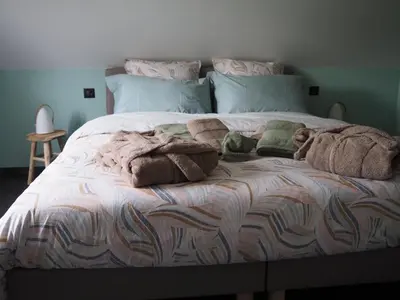 Un ou plusieurs lits dans un hébergement de l'établissement Gîte Le Renouveau avec jacuzzi privatif