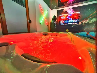 Télévision ou salle de divertissement dans l'établissement GALAXY SPA-4 Pers-Jacuzzi-Insolite-Parking-Jardin-Clim-Colmar