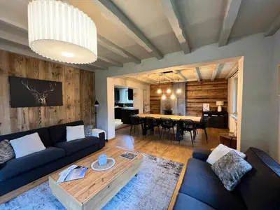 Coin salon dans l'établissement LES CIMES BLANCHES CLEDICIHOME Chalet 10 pers SPA & Grand terrain 4 MINUTES DES PISTES