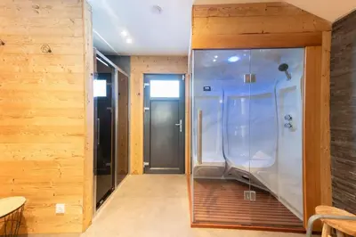 Salle de bains dans l'établissement Chalet du Bien-être 15p. Piscine,Spa, Hammam,Pétanque,Basket