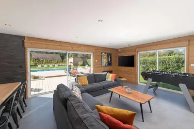Télévision ou salle de divertissement dans l'établissement Chalet du Bien-être 15p. Piscine,Spa, Hammam,Pétanque,Basket