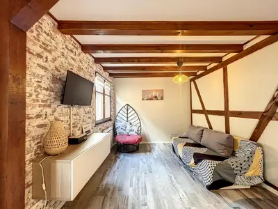 Télévision ou salle de divertissement dans l'établissement Aux Deux Tours