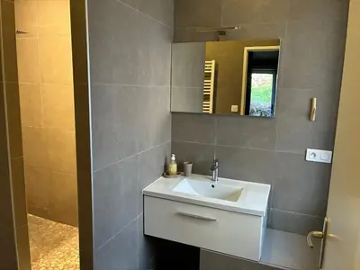 Salle de bains dans l'établissement La Suite - Spa & Sauna avec parking