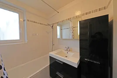 Salle de bains dans l'établissement Appartement Rue du lac