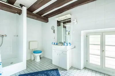 Salle de bains dans l'établissement Surfinia - piscine partagée - proche Europa Park