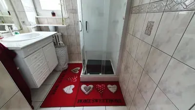 Salle de bains dans l'établissement Le Bienvenue à Colmar - Parking Privé Inclus, Centre à Deux Pas