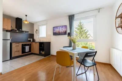 Cuisine ou kitchenette dans l'établissement Travel Homes - The Nils, Cosy & cute with Parking