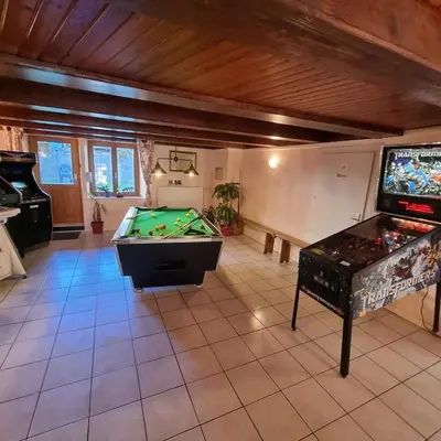 Billard dans l'établissement Gite Bruyère, 2 à 5 personnes avec salle de jeux et SPA dans la résidence
