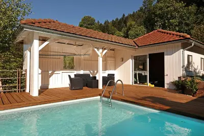 Piscine de l'établissement LE CHALET BLANC - JACUZZI / PISCINE / SAUNA ou située à proximité