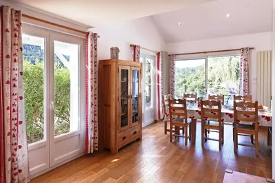 Cuisine ou kitchenette dans l'établissement LE CHALET BLANC - JACUZZI / PISCINE / SAUNA