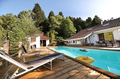 Piscine de l'établissement LE CHALET BLANC - JACUZZI / PISCINE / SAUNA ou située à proximité