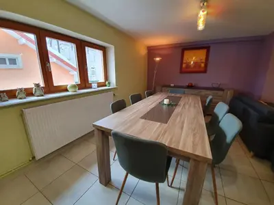 Coin salon dans l'établissement Gîte Lilas, LOFT 2 à 8 personnes, avec salle de jeux et SPA dans la résidence