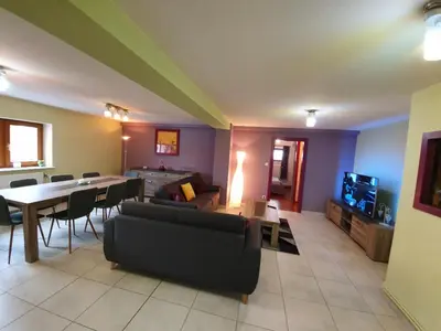 Coin salon dans l'établissement Gîte Lilas, LOFT 2 à 8 personnes, avec salle de jeux et SPA dans la résidence