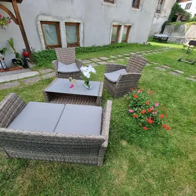 Jardin de l'établissement Gîte Lilas, LOFT 2 à 8 personnes, avec salle de jeux et SPA dans la résidence