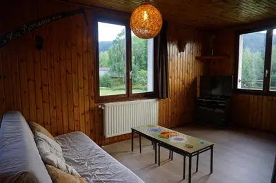 Coin salon dans l'établissement Le gîte et l'étang de pêche