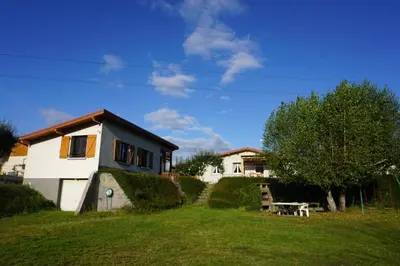 Jardin de l'établissement Le gîte et l'étang de pêche