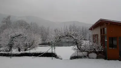 L'établissement Le gîte et l'étang de pêche en hiver