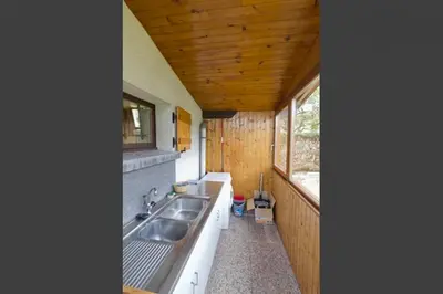 Cuisine ou kitchenette dans l'établissement Le gîte et l'étang de pêche