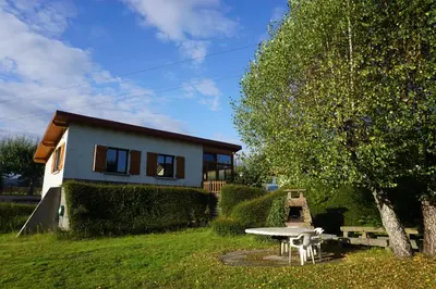 Jardin de l'établissement Le gîte et l'étang de pêche