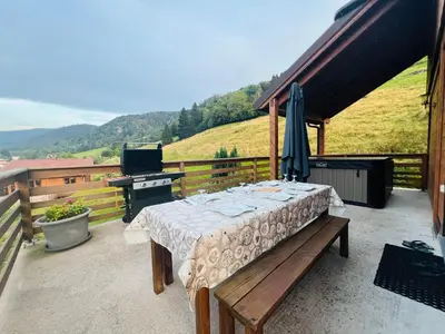 Vue générale sur la montagne ou vue sur la montagne depuis le chalet