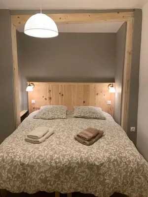 Un ou plusieurs lits dans un hébergement de l'établissement Gîte du clocher dans ancienne maison du vignoble
