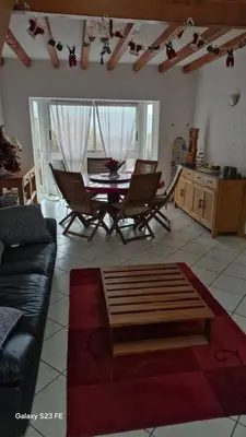 Coin salon dans l'établissement Gîte spacieux et lumineux proche centre ville