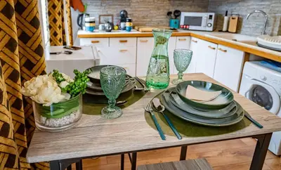 Cuisine ou kitchenette dans l'établissement Au petit moulin, plein centre ville Montbéliard