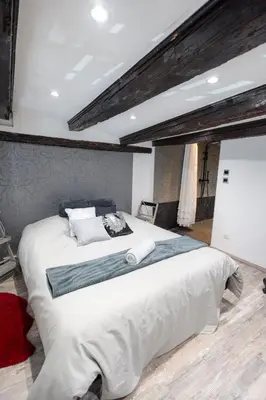 Un ou plusieurs lits dans un hébergement de l'établissement Appartement des chevaliers - Designed by C.M