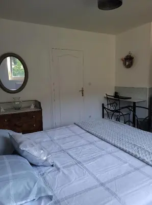 Un ou plusieurs lits dans un hébergement de l'établissement Appartement Au Cigogneau Wifi-Netflix-Balcon-Parking