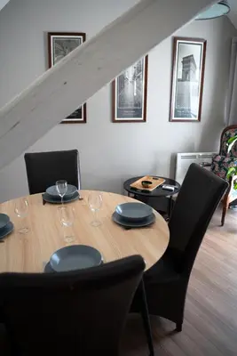 Coin salon dans l'établissement SECRET MAMA with mobile aircon, including a free parking space at 200 meters