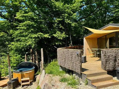 Jardin de l'établissement Domaine des Constellations - Tiny Houses & Bains Nordiques