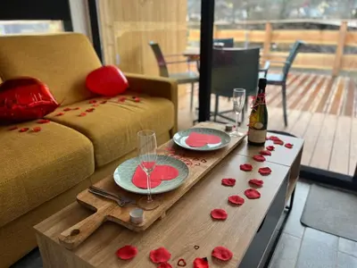 Coin salon dans l'établissement Domaine des Constellations - Tiny Houses & Bains Nordiques